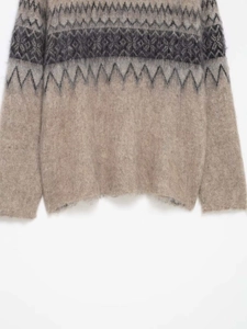Détail du motif jacquard Fair Isle sur un pull en maille duveteuse à texture douce