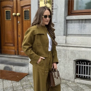 Modisches olivgrünes Bomberjacken- und Hosenset für Damen im angesagten Streetstyle-Look