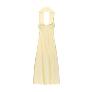 Robe midi élégante en satin jaune pâle avec licou, col en V et une coupe fluide chic