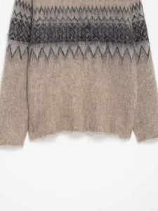 Détail du motif jacquard géométrique Fair Isle sur le pull en maille mohair duveteux