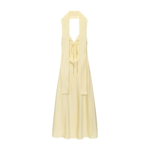 Détail de la robe licou en satin jaune clair montrant le dos nu élégant et les lacets fins