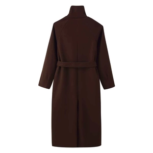 Vista posteriore del cappotto di lana marrone scuro con collo alto, cintura e spacco posteriore