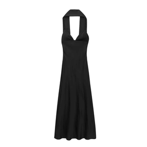 Robe mi-longue en satin noir à licou et col en V avec silhouette évasée et texture soyeuse
