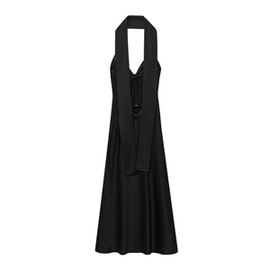 Détails de l'élégante robe midi en satin noir avec dos nu et fermeture à nouer