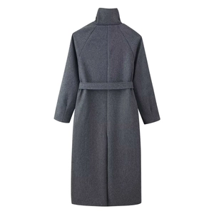 Elegante cappotto lungo in lana grigio scuro con collo alto e cintura vista posteriore