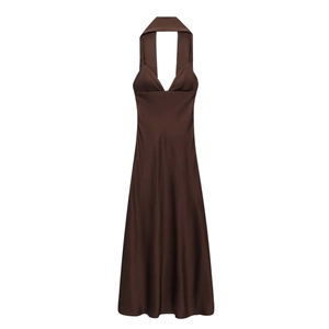 Détail du décolleté en V plongeant et du tissu satiné élégant de cette robe longue licou