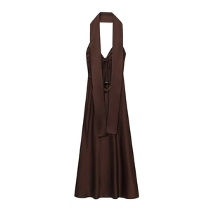 Détail de la robe licou en satin marron foncé avec dos nu à lacets et texture soyeuse