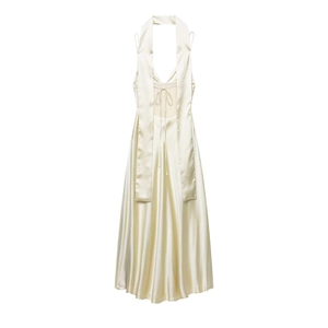 Détail de la robe en satin champagne avec licou et longs rubans élégants au dos