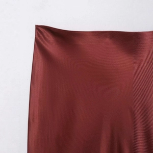 Jupe en satin rouge foncé à taille haute avec dentelle délicate et texture soyeuse