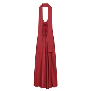 Détail d'une robe longue élégante en satin bordeaux avec licou et dos nu lacé