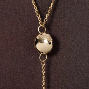 Elegante collana a catena dorata con ciondolo a forma di perla tonda in metallo lucido