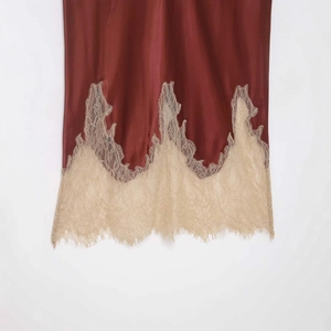 Jupe en satin bordeaux pour femmes avec dentelle cils champagne élégante sur l'ourlet