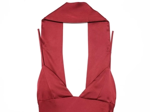 Détail du décolleté en V profond et du licou sur une robe en satin bordeaux chic