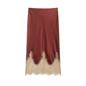 Jupe midi élégante en satin bordeaux avec bordure en dentelle de cils couleur crème