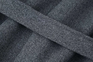 Dettaglio macro della trama di lana grigio scuro e cintura di un cappotto invernale