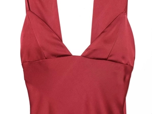 Gros plan d'une élégante robe en satin rouge foncé avec col en V plissé et texture soyeuse