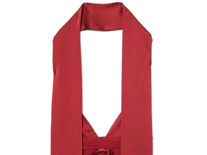 Détail d'une robe licou en satin rouge foncé avec col en V et fini brillant soyeux