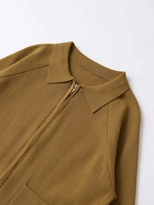 Détail du cardigan en maille jaune moutarde avec col polo et demi-fermeture éclair