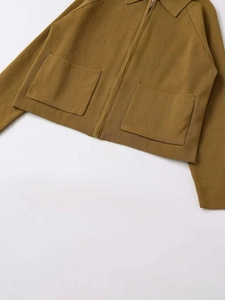 Vue détaillée d'un cardigan en maille vert olive avec de grandes poches plaquées à l'avant