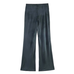 Vue détaillée du pantalon en velours à taille haute, jambes larges et drapé élégant à plis