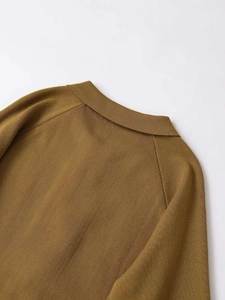 Détail du col à revers et des manches raglan sur ce cardigan en maille olive foncé