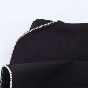 Detailaufnahme von schwarzem Stoff mit silbernem Strassbesatz für Sommer-Hosenrock