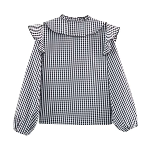 Dettaglio camicia a quadretti vichy con balze a strati e collo alla coreana