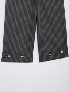 Detailaufnahme der dunkelgrauen Nadelstreifenhose mit Metallknopf und verstellbarem Saum