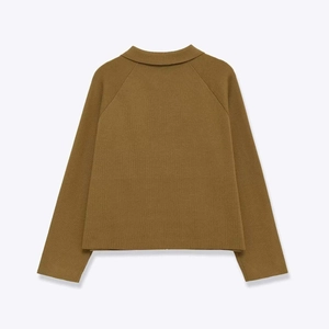 Gilet en tricot vert olive à col à revers et manches raglan, vue de dos coupe ajustée
