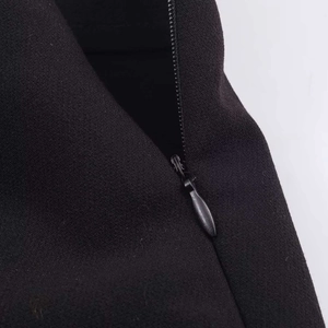 Damen Skort in Schwarz mit schicken Perlen, Falten und einem dezentem Reißverschluss