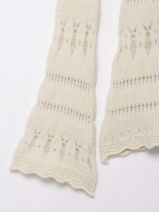 Détail de maille pointelle avec bord festonné sur ce haut en tricot crème chic
