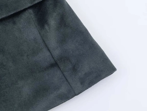 Vue détaillée du tissu en velours côtelé vert foncé avec texture à rayures verticales