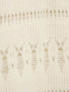 Gros plan sur un tricot ajouré blanc crème avec des détails de motifs au crochet