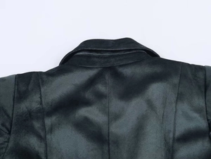 Détail du revers du blazer en velours et coutures d'épaule avec texture satinée lisse