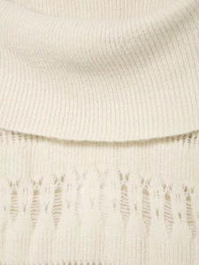 Vue détaillée d'un haut en maille blanc cassé avec motif ajouré et texture côtelée