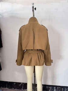 Rückansicht des khakifarbenen langen Trenchcoats mit Koller und verstellbarem Gürtel