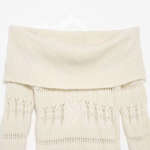 Pull en maille crème à épaules dénudées avec motifs ajourés élégants et large col replié