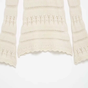 Haut en maille blanc crème à épaules dénudées avec manches cloche et motifs ajourés