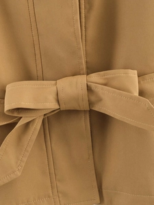 Detailansicht eines khakifarbenen Trenchcoats mit Taillenschleife und Twill-Struktur