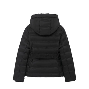 Vue arrière d'une veste de ski noire à capuche avec matelassage et taille cintrée élastique