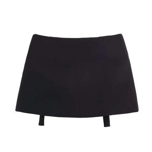 Dettaglio di una gonna pantalone a trapezio nera a vita alta con un taglio minimalista