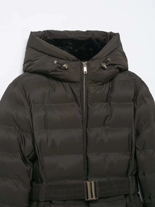 Détail de veste de ski matelassée à capuche, doublure en fourrure et ceinture élastique