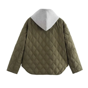 Veste à capuche matelassée en losanges vert armée, coupe ample avec capuche grise