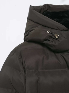 Détail de la veste d'hiver à capuche avec doublure en fausse fourrure et cordons