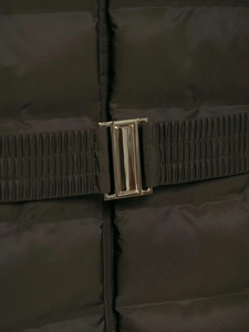 Vue macro du tissu matelassé avec boucle métallique élégante et ceinture élastique à la taille