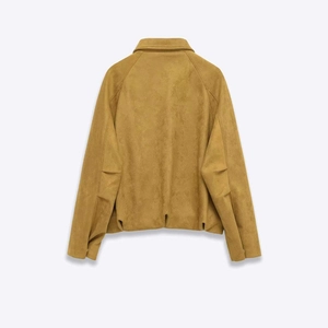 Vue arrière d'une veste en daim beige avec col classique et ourlet côtelé pour l'automne