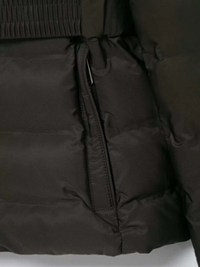 Détail d'une veste de ski imperméable avec poche zippée et design à taille élastique