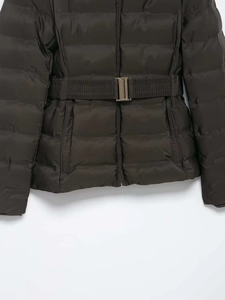 Détail de la veste d'hiver matelassée avec ceinture élastique et boucle métallique