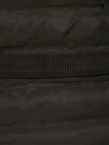 Détail du matelassage horizontal et de la taille élastique sur le tissu de ski imperméable