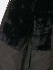 Détail de la doublure en fausse fourrure noire et de la fermeture éclair de la veste d'hiver
